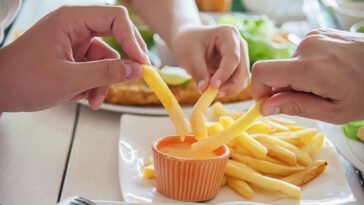 Batatas fritas em azeite são mais saudáveis do que as cozidas