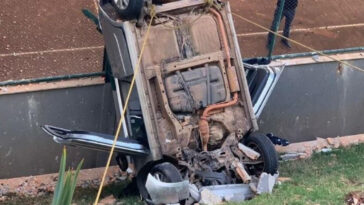 Carro cai de 3 andares depois que idosa perdeu o controle