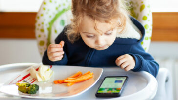 Crianças com menos de 3 anos não devem usar tablet ou celular