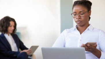 duas mulheres ao computador procura de trabalho