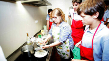 Escola na Espanha ensina meninos a passar roupa e cozinhar