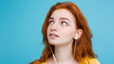 Estudante dorme com fones de ouvido e acorda surdo de um ouvido