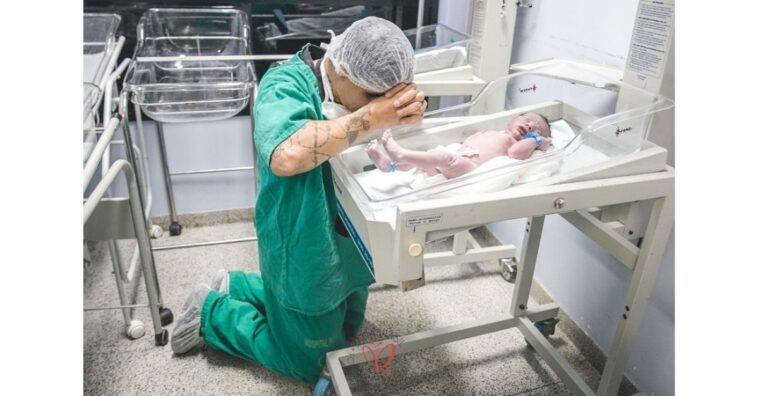 Foto de pai ajoelhado ao lado do filho recém-nascido emociona a internet