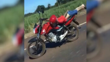 Homem é flagrado dirigindo moto deitado