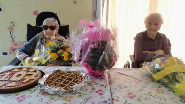 Idosa comemora 107 anos com a amiga de 105 anos