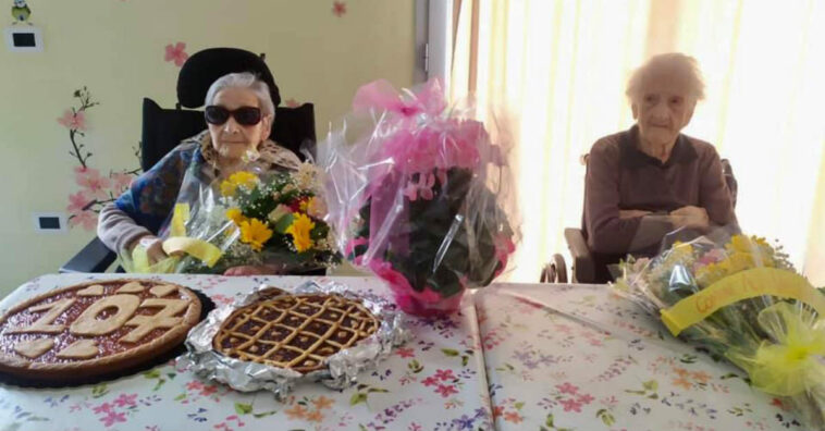 Idosa comemora 107 anos com a amiga de 105 anos