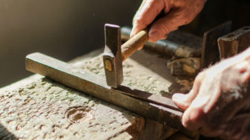 Idosos ganham uma casa construída pelos próprios vizinhos