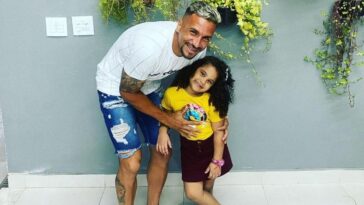 Jogador de futebol chora morte da filha atingida por armário em casa