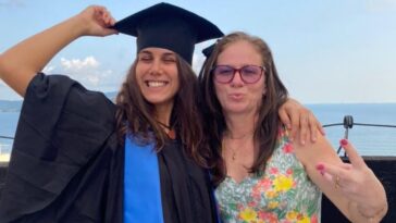 Jovem veste uniforme da mãe faxineira durante formatura para homenageá-la