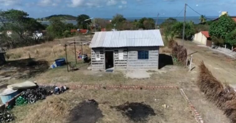 Mãe e filha constroem casa com garrafas de vidro