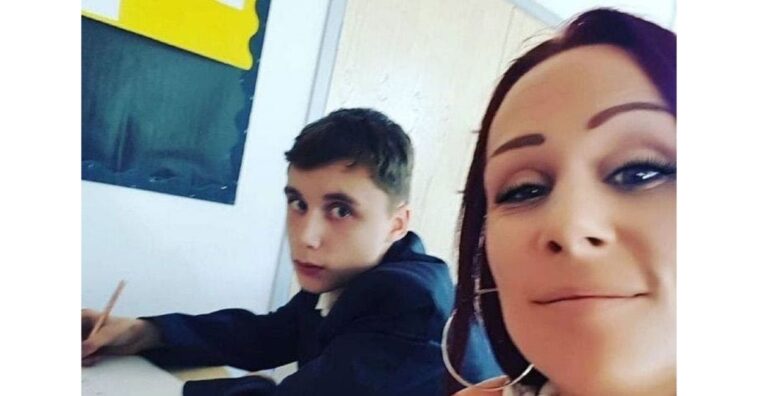 Mãe resolve ir à aula com o filho depois de ele ser mal-educado com professores