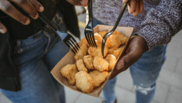 Menina engasga depois de comer nugget com máscara no recheio