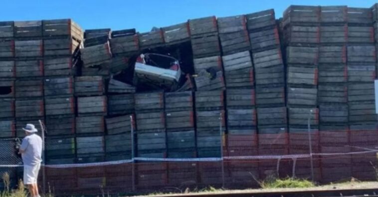 Motorista perde o controle e carro voa 5 metros dentro de armazém de frutas