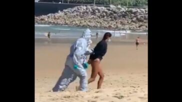 Mulher com covid é presa em praia na Espanha