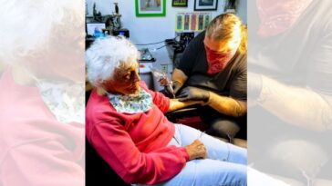 Mulher de 103 anos faz primeira tatuagem e fala sobre o isolamento na pandemia