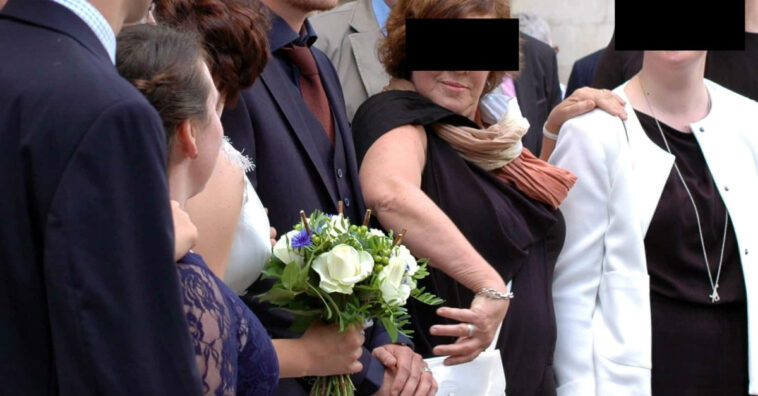 Mãe do noivo segura a mão do filho em fotos com a nora no casamento