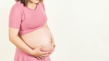 adolescente grávida compete por nutrientes com o feto