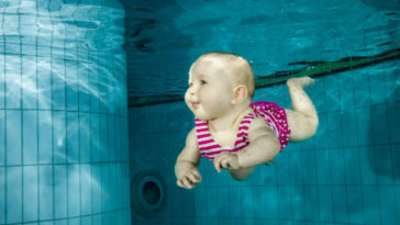 bebe surpreende em piscina