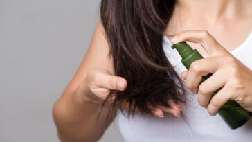 mulher passando óleo vegetal para cabelo