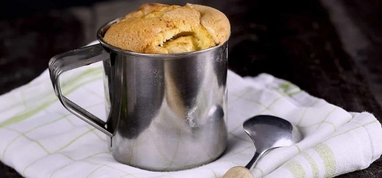 bolo de maçã e canela simples na caneca