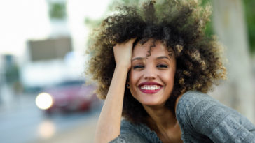 como usar óleo de rícino para cabelo cacheado