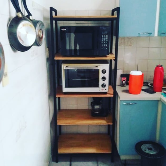 estante de metal na cozinha