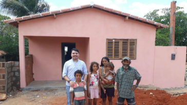 família recebe casa construída com dinheiro do dízimo