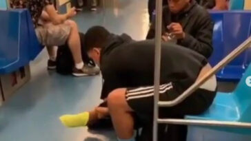 jovem doa tênis para deficiente no metrô