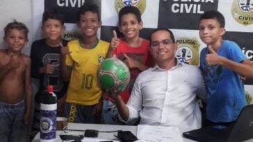 meninos vão à delegacia para recuperar bola