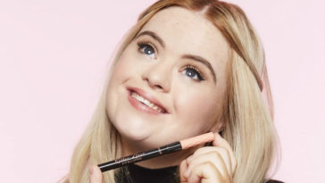 modelo com síndrome de down embaixadora da benefit