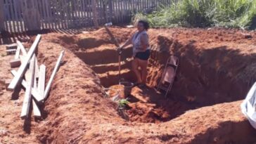 mulher constrói piscina improvisada