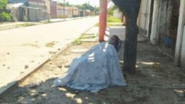 mulher é abandonada na rua com suspeita de covid