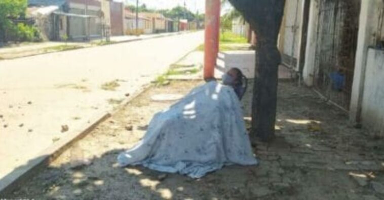 mulher é abandonada na rua com suspeita de covid