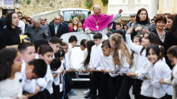 padre coloca 50 crianças para puxar porsche