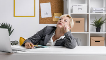 mulher com tédio no trabalho procura superar