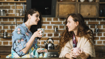 tomar café com uma amiga