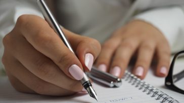 unhas cuidadas no ambiente de trabalho