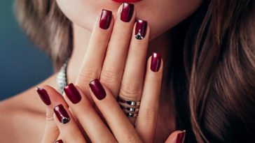 unhas vermelhas com joias ideias